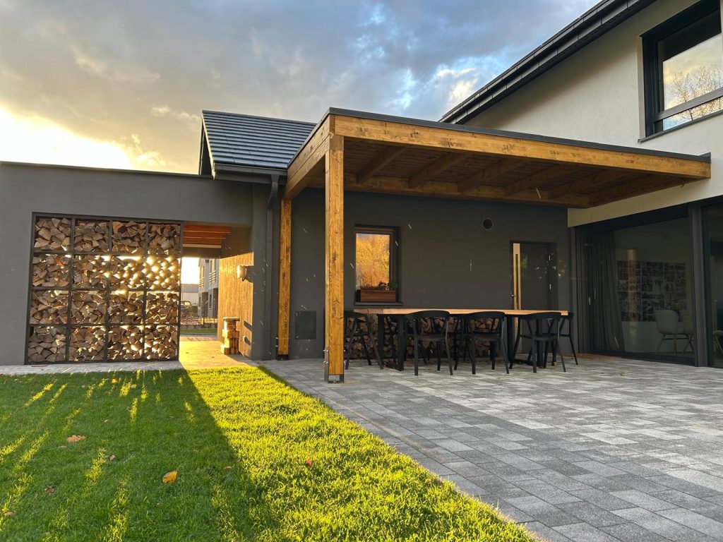 Zadaszenie tarasu z drewna klejonego BSH z ukrytym spadkiem dachu, pokryte papą termozgrzewalną