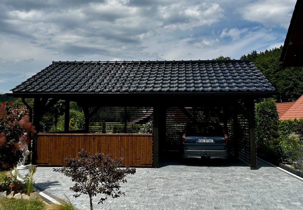 Wiata samochodowa dwustanowiskowa wykonana na zamówienie w dowolnym wymiarze, pokryta dachówką ceramiczną, wykonana przez firmę Customowe Drewno