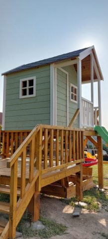 Drewniany domek dla dzieci ze zjeżdżalnią oraz schodkami