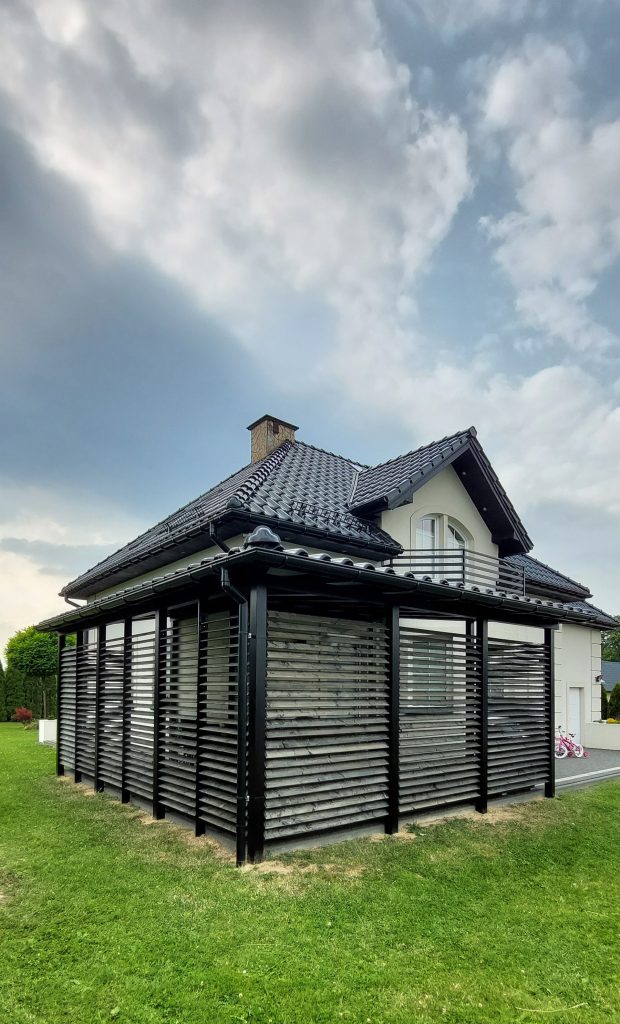 Zadaszenie tarasu, konstrukcja metalowa z zabudową ścian systemem ruchomych deseczek